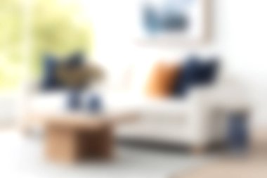 Renkli yastıklar ve ahşap bir sehpayla süslenmiş şık beyaz bir kanepenin olduğu huzurlu, modern bir oturma odası. Sıcak bir atmosfer için mükemmel..