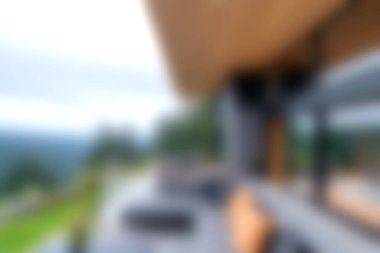 Güzel dağ manzaralı ahşap bir güverte ve rahatlama ve rahatlama için mükemmel bulutlu bir gökyüzü olan modern bir açık alan keşfedin..