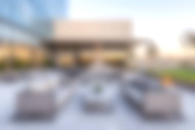 Modern mobilyaların dinlenme ve sosyal etkinlikler için ideal, sakin bir ortamda sergilendiği şık bir açık hava salonu. Yaz atmosferi için mükemmel.!