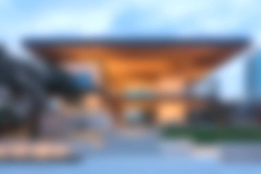 Modern mimari yapının çarpıcı bir görüntüsü ahşap bir çıkıntı sergiliyor, zarif dış mekanlarla tamamlanmış. Tasarım meraklıları için mükemmel.