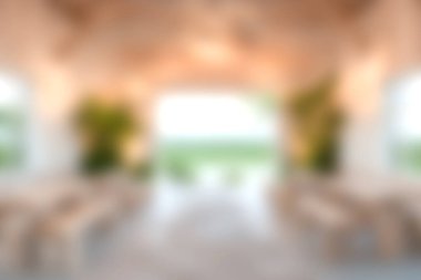 Doğal ışık ve yeşillik içeren parlak ve davetkar bir iç mekan. Etkinlikler ve toplantılar için mükemmel. Modern tasarım ve rahat atmosferi sergilemek için ideal..