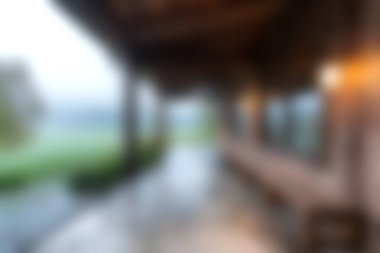 Huzurlu bir veranda, doğayla çevrili rahat bir veranda, yumuşak bir sabah ışığı ile yıkanmış. Bu barışçıl alan, açık havada rahatlamaya ve eğlenmeye davetiye çıkarıyor..