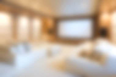 Rahat koltuklar, büyük bir ekran ve sakin bir atmosfer için sıcak ortam aydınlatması olan modern bir oturma odası. Rahatlamak ve eğlenmek için mükemmel..