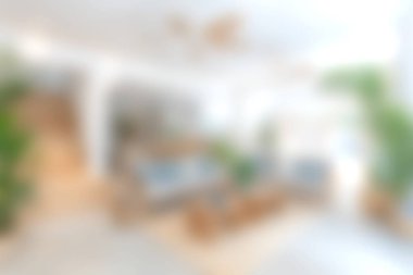 Rahat mobilyaların ve canlı bitkilerin sergilendiği modern bir oturma odası, rahatlama ve stil için sıcak ve davetkar bir atmosfer yaratıyor..