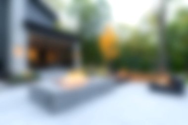 Bereketli yeşilliklerle çevrili modern bir ateş çukurunun bulunduğu çarpıcı bir açık hava, dinginlik ve huzur dolu doğa için mükemmel bir ortam..