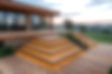 Zarif bir modern mimari tasarım ahşap adımlar sergiliyor doğa ile çevrili manzaralı bir alana götürüyor. Tasarım ilhamı için ideal.