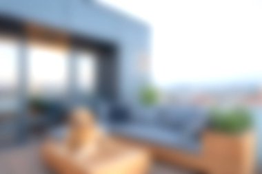 Modern mobilyalar, bitkiler ve gün doğumunda nefes kesen şehir manzaralı, dinlenmek ve eğlenmek için mükemmel bir çatı terası..