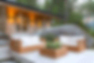 Rahatlamak için tasarlanmış sakin bir açık hava oturma alanı keşfedin. Serinletici bir atmosfer için yemyeşil ortamda davetkar mobilyalar ve yumuşak ışıklandırma..