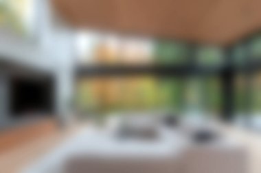 Canlı doğa manzaralarını çerçeveleyen, rahat atmosferi ve minimalist dekoru geliştiren büyük pencereli modern oturma odasını davet etmek. Rahatlamak için mükemmel ayar.