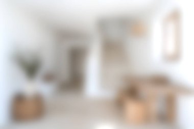 Bu resim, doğal elementler ve sıcak aydınlatma içeren, modern yaşam için barışçıl ve davetkar bir atmosfer yaratan minimalist bir iç tasarım sergiliyor..