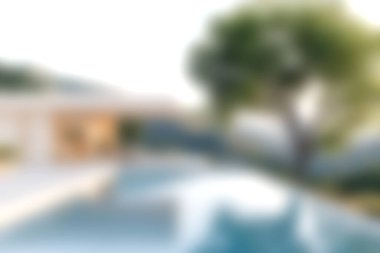 Temiz bir gökyüzü altında köpüklü su ve yemyeşil bir havuz manzarası, rahatlama ve rahatlama için mükemmel..