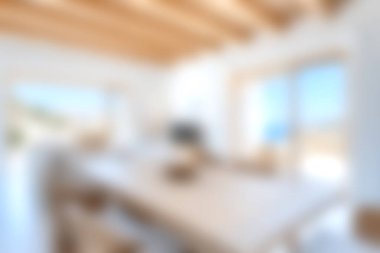 Ahşap tavan kirişleri ve okyanus manzaralı geniş pencereleri olan parlak ve havadar çağdaş yemek odası. Rahatlama ve toplanma için mükemmel..