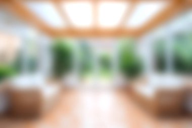 Bereketli yeşil bitkiler ve doğal ışıkla dolu, rahatlamak ve huzurlu bir ortam için mükemmel, parlak ve havadar bir bahçe alanı. Herhangi bir ev ayarları için ideal.