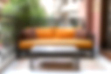 Konforlu bir açık hava oturma alanında yemyeşil bir zemin üzerine kurulmuş parlak turuncu yastıklar yer alır. Rahatlama ve sosyal toplantılar için mükemmel..