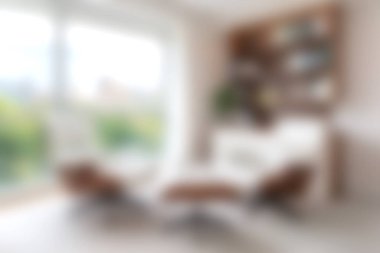 Rahat, modern bir oturma odası. Doğal ışık banyosu. Zarif mobilyalar ve sakin bir atmosfer..