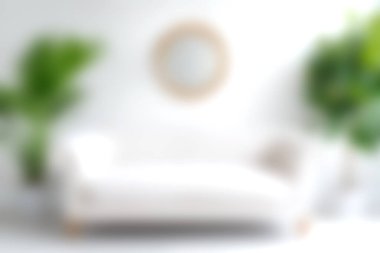 Bu resim samimi ve modern bir minimalist oturma odasını gösteriyor. Beyaz bir kanepe, yemyeşil bitkilerle tamamlanmış, parlak bir duvara yaslanmış, sakin ve davetkar bir atmosfer yaratıyor..