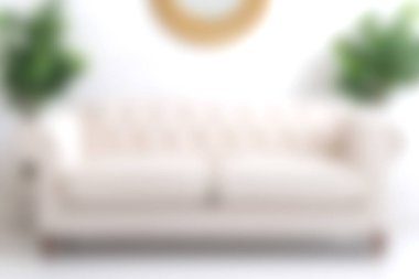 Bu zarif bej kanepe yeşillik ve yuvarlak aynayla tamamlanmış, sakin ve davetkar bir yaşam alanı yaratan bir tasarım içeriyor..