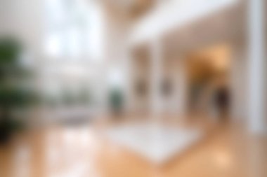 Geniş pencereleri ve doğal ışığın rahatlığı ve keyfi için uygun geniş bir atmosferi olan bu modern oturma odasını keşfedin..