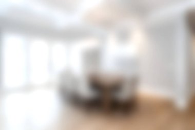 Bu resim, parlak ve modern bir iç mekan sunuyor. Doğal ışık ile dolu zarif bir yemek odası. Aile toplantıları ve şık bir yaşam için mükemmel..