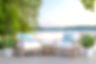 Doğada huzurlu bir anın tadını çıkarın. Açık hava şezlongları, yemyeşil ve yumuşak ışıklarla çevrili güzel bir su manzarası ile yerleştirilmiş..