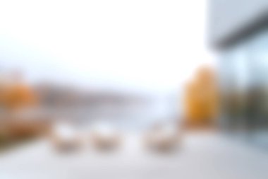 Modern sandalyelerin bulunduğu, su manzaralı ve doğayı çevreleyen rahat bir yaşam alanı. Rahatlamak ve rahatlamak için mükemmel..