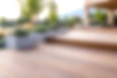 Ahşap basamaklar ve yemyeşil yemyeşil verimli modern bir avlunun sakin ve davetkar arka planı, dinlenmek için huzurlu bir açık hava yaratıyor..