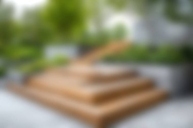 Ahşap basamakların görkemli görüntüsü yukarı doğru, modern bir açık hava ortamında yemyeşil ile çevrili, dingin ve davetkar bir atmosfer yaratıyor..