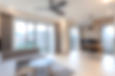 Parlak ve havadar yaşam alanı, minimalist dekor ve yumuşak doğal ışığın sakin bir atmosfer yarattığı modern tasarım elementlerini sergiliyor..