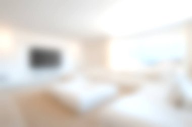 Bu resim, minimalist mobilyalarıyla modern ve davetkar bir oturma odasını, parlak renklerin bir karışımını ve rahat bir atmosfer için hafif ışıklandırmayı sergiliyor..