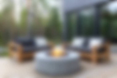 Bu resimde rahat bir açık hava yaşam alanı, şık mobilyalar ve sıcak bir ateş çukuru sergileniyor, rahatlama ve toplanma için mükemmel. Yeşillik ve rahat oturma yerleriyle davetkar atmosfer gelişiyor..