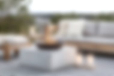 Modern bir kanepe, sıcak bir ateş çukuru ve akşam karanlığında rahatlamak için mükemmel yumuşak ortam aydınlatması olan rahat bir açık hava yaşam alanı. Boş vakitler için ideal..