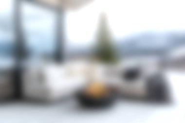 Modern mobilyaların ve sıcak bir ateş çukurunun bulunduğu şık bir açık hava salonu. Huzurlu dağ manzaralarıyla çevrili bir terasta dinlenmek için mükemmel..