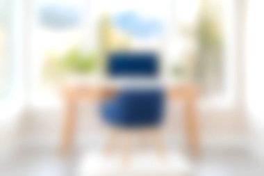 Parlak ve davetkar ev ofisi, şık bir sandalye ve masa, doğal ışıkla yıkanmış. Çalışma alanlarında rahatlık ve ilham arayanlar için idealdir..