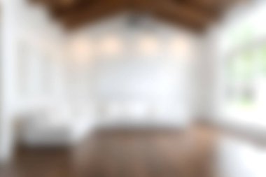 Büyük pencereleri ve ahşap tavanı olan güzel tasarlanmış modern bir oturma odası. Bu aydınlık alan rahatlamak ve şık yaşamak için mükemmel..