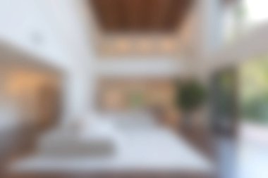 Geniş, modern bir oturma odasında minimalist tasarım, doğal ışık ve zarif bir dekor sergileniyor. Çağdaş ev estetiğini göstermek için mükemmel..