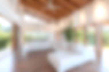 Modern minimalist dekor, sıcak ahşap aksanlar ve bol doğal ışık barındıran, rahatlamak için mükemmel bir yer..