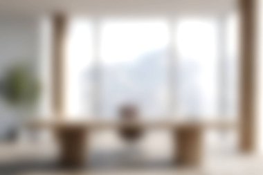 Bu resim, doğal ışığı davet eden geniş pencereli modern bir ofis içini gösteriyor. Minimalist tasarım üretkenliği ve sükuneti arttırır..