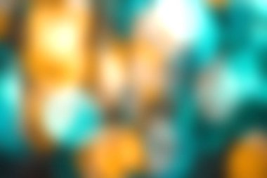 Yumuşak mavi ve altın renkli Bokeh ışıklarının büyüleyici görüntüsü büyülü bir atmosfer yaratır. Sanatsal altyapılar, şenlik dekorları ve eşsiz tasarım projeleri için ideal..