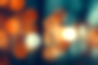 Yumuşak, parlak ışıkların büyüleyici bir görüntüsü koyu bir arka plana renkli bir bokeh etkisi yaratıyor, sıcaklığı ve soyut güzelliği çağrıştırıyor..