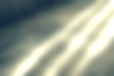 Yumuşak güneş ışınları pencereden süzülerek, dokulu bir zeminde narin gölgeler oluşturarak, uzayda sakin ve sakin bir ortam yaratıyor..