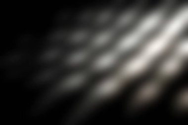 Bu soyut resim, karanlık bir arkaplan üzerinde ışık desenleri ve yansımaları gösterir, yaratıcı projeler için ideal büyüleyici bir görsel efekt yaratır..