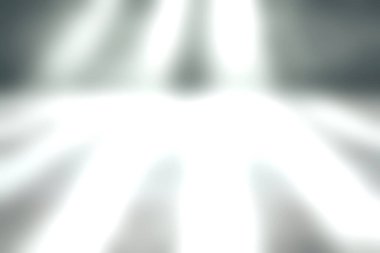 Güneş ışığının pencerelerden içeri aktığı, gri beton zemine çizgili gölgeler çizerek çarpıcı bir görsel şablon oluşturan sakin bir iç mekan..