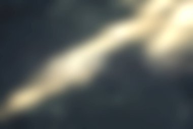 Yumuşak güneş ışığını gösteren büyüleyici bir sahne desenli bir yüzeye gölge düşürüyor, ışık ve karanlık elementlerin dinamik etkileşimini yaratıyor..