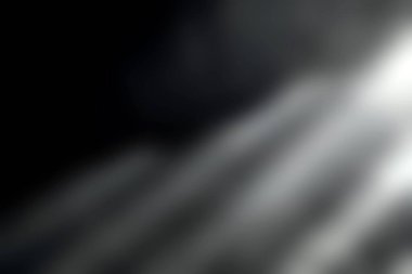 Çizgili dokuya ve hafif ışık yansımalarına sahip çarpıcı, koyu soyut bir arka plan. Sanatsal tasarımlar ve derinliği ve zarafeti çağrıştıran modern kavramlar için mükemmel..