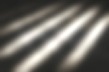 Büyüleyici çapraz güneş ışığı desenleri dokulu yüzeyde dinamik gölgeler oluşturarak doğal zıtlıkları vurgular. Sanat veya tasarım temaları için ideal.