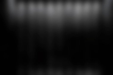 Büyüleyici bir karanlık sahne, dikey ışık demetleriyle süslenir ve mistik bir atmosfer yaratır. Havada süzülen yumuşak parçacıklar dramatik etkiyi artırır..