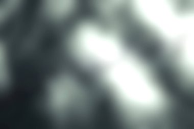 Yumuşak doğal ışıkla aydınlatılan beton yüzeyin yakın plan görüntüsü, ince gölgeler ve sanatsal projeler için ideal soyut desenler yaratıyor..