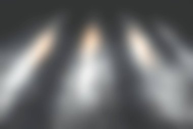 Bu soyut endüstriyel arkaplan, desenli karanlık bir yüzeyi aydınlatan çarpıcı ışık demetlerini içeriyor. Grafik tasarımı ve yaratıcı projeler için ideal.