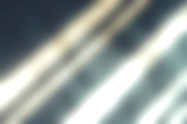 Bu resim, yumuşak ışık ve gölgenin dokulu beton bir duvarda oynadığı soyut bir oyunu, ilgi çekici bir görsel derinlik ve sıcaklık yaratıyor..