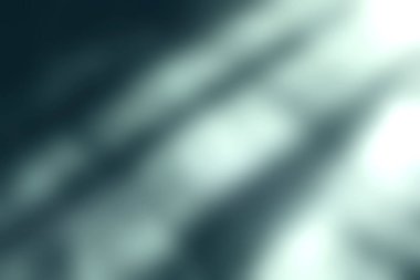 Işık yansımaları ve gölgelerin yer aldığı, sanatsal projeler için mükemmel, soyut ve dengesiz bir ortam yaratan nemli bir yüzeye yakın çekim..